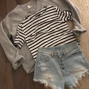 OUTFIT: sweater, denim shorts, t-shirt, necklace